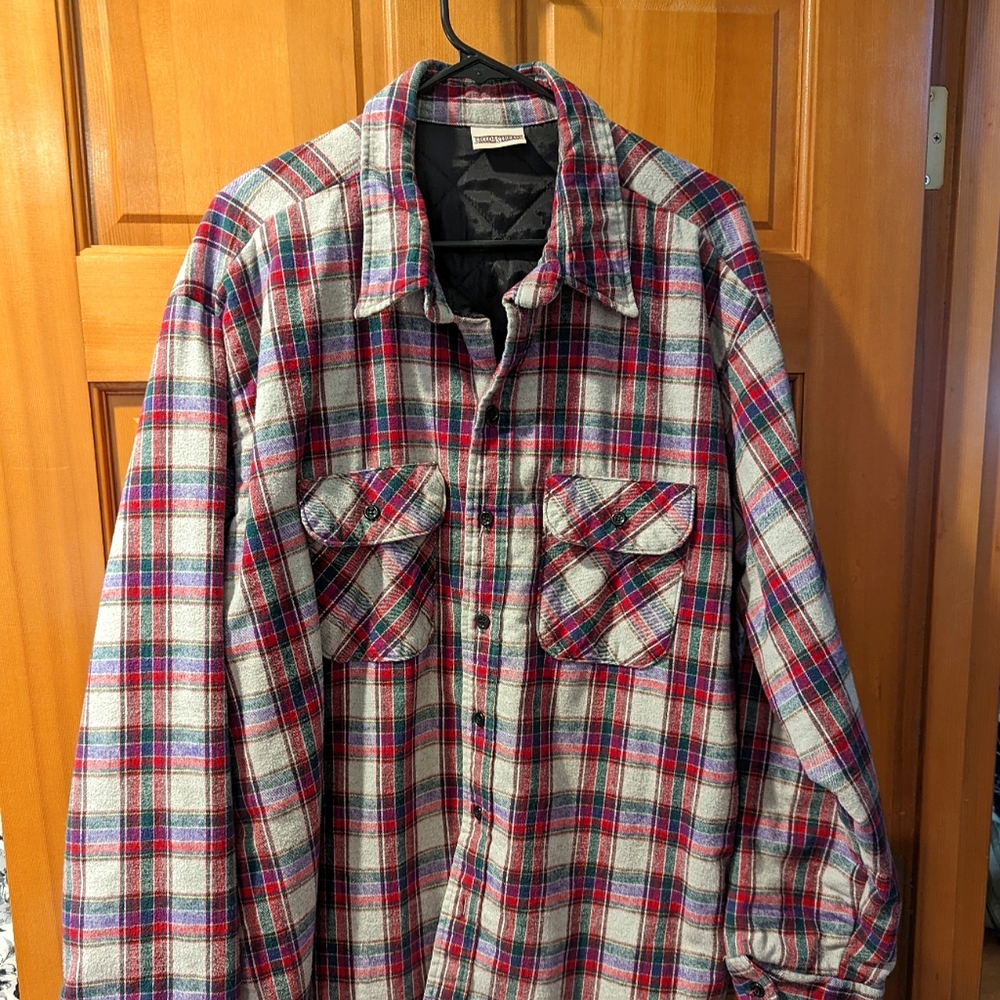 A quilted flannel shirt with pockets and button cuffs